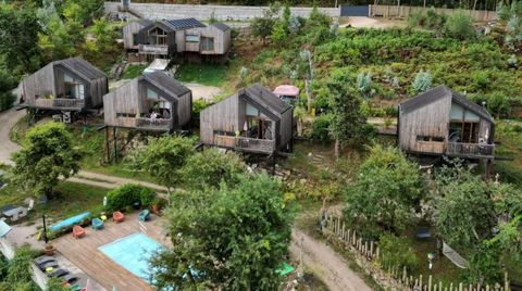 El complejo de las Cabanas de Udra cuenta con piscina en los meses de verano