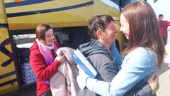 Lyudmyla, una de las voluntarias de Galucrania, abraza a su madre, que lleg en autobs este domingo a Vilagarca