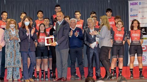 PRESENTACIN DEL EQUIPO CICLISTA FROIZ EN EL CENTRO XAIME ILLA DE RAX