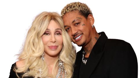 Cher y Alexander Edwards se llevan 40 a�os.�her tiene 79 a�os, y Alexander, 39. Mantienen una relaci�n desde el 2022, con altibajos.