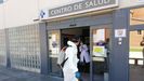 Minero limpia las inmediaciones del centro de salud de Langreo el pasado mes de abril