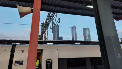 El primer AVE a Galicia, estacionado en Chamartn, con las Torres de Madrid de fondo