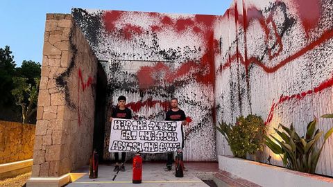 Imagen de los activistas frente a la casa del astro argentino en Ibiza.