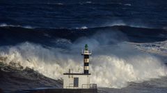 Las olas rompen en la desembocadura del r�o Nal�n en R�a de Pravia