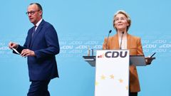Ursula von der Leyen, en la rueda de prensa en la que anuncio su candidatura, acompa�ada del presidente de la CDU, Friedrich Merz.