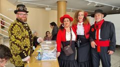 Algunos votantes fueron vestidos de entroido a la Casa da Cultura y se encontraron con que tambi�n iba disfrazado el presidente de la mesa.