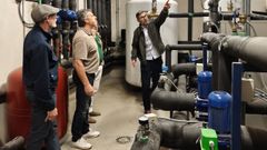 El alcalde de Celanova, con el concejal Jes�s Regal, visit� las instalaciones de climatizaci�n del auditorio municipal.
