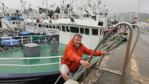 Jos Enrique Argos, tripulante del Nuevo Collado Lindo, cerquero del puerto cntabro de Colindres, este mircoles en el puerto de Celeiro