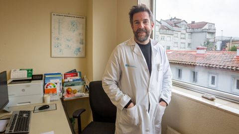 El ur�logo Borja L�pez, en su despacho del centro de especialidades de Mollavao, es responsable de la unidad de urolog�a funcional, urodinamia y suelo p�lvico del CHOP pontevedr�s