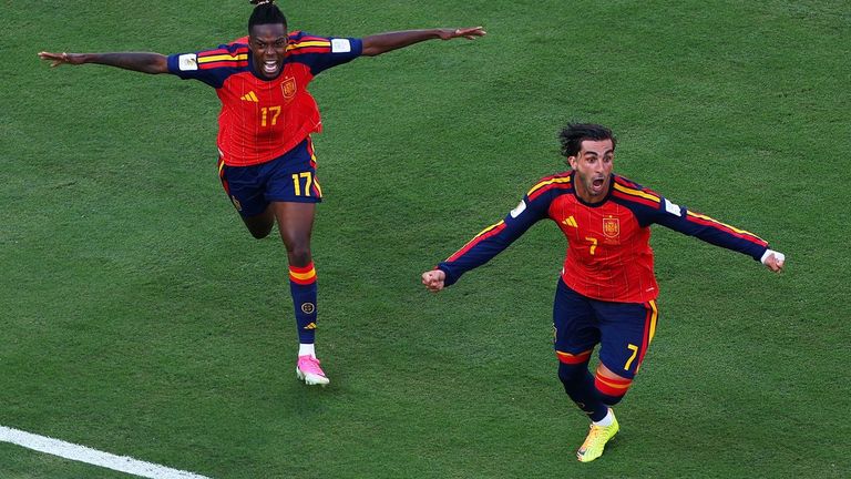 Ferran Torres y Nico Williams celebran el gol del valenciano que dio a Espa�a el t�tulo.