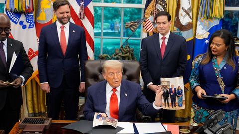 Donald Trump, en la Casa Blanca con la ministra de Exteriores de la Rep�blica Democr�tica del Congo, Th�r�se Kayikwamba Wagner, y su hom�logo de Ruanda, Olivier Nduhungirehe