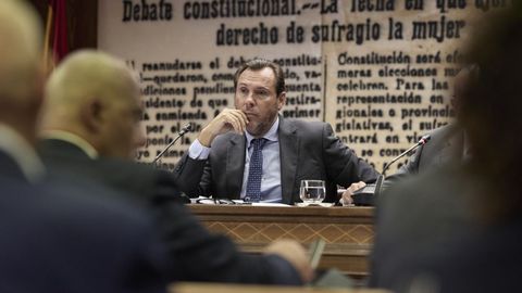 Oscar Puente, escuchando a la oposición tras intervenir en el Senado.