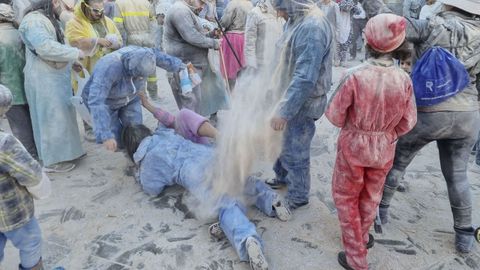 La harina inund la Praza Maior de Xinzo en el domingo fareleiro