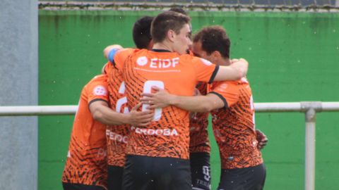 Los jugadores del Boir se abrazan para festejar uno de los goles en el partido contra el Somozas.
