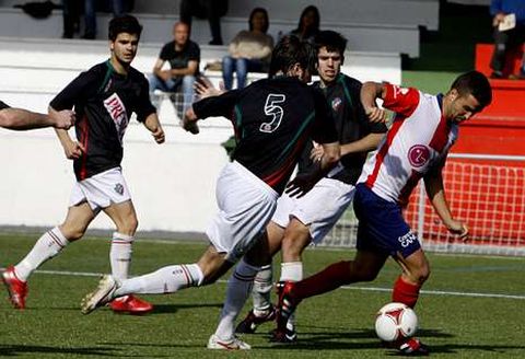 Los chairegos Diego L�pez, Borja y �lex, ante un jugador del Alondras.
