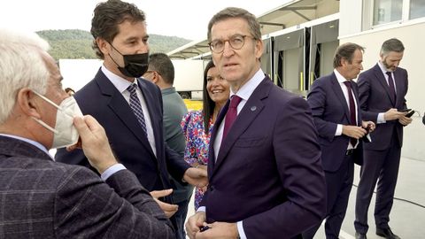 El presidente Feijoo, durante su visita a la fábrica Frialia Logística, en Mos