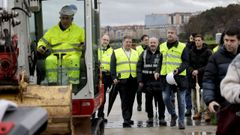 Visita del subdelegado del Gobierno, el alcalde de Culleredo y el jefe de Costas a las obras de renovaci�n del paseo de O Burgo.