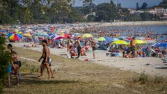 Bañistas en la playa de Barraña, en Boiro.