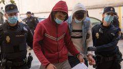 Dos de los detenidos del grupo de pasajeros magreb�es que escaparon de un avi�n que aterriz� de emergencia en Palma de Mallorca en noviembre del 2021.