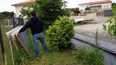 En la finca de Irene y Ra�l todav�a est�n esparcidos los restos del panel s�ndwich que salieron volando en enero