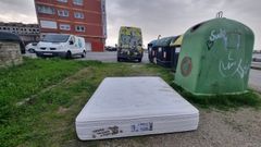 Un colchn abandonado en la zona de O Pombal