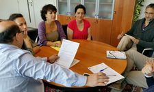 Las tres representantes del Ampa, ayer en la jefatura territorial de Educaci�n con C�sar P�rez y t�cnicos.