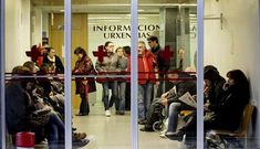 Imagen del ayer por la ma�ana de la sala de espera de familiares de Urgencias en el Chuac.