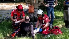 El afectado atendido por el m�dico-rescatador y un bombero-rescatador