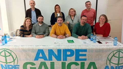 Nueva directiva del sindicato de profesores ANPE Galicia, con Julio Trashorras, en el centro (de amarillo) como nuevo presidente