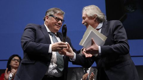 El magistrado juez de la Audiencia Nacional, Jos� Luis Castro Antonio, recibi� la distinci�n de manos del subdelegado del Gobierno en Ourense, Emilio Gonz�lez Afonso.