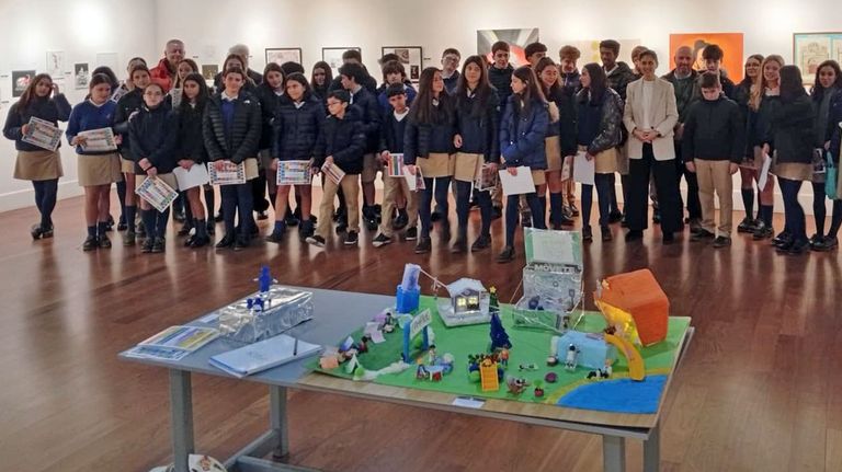 Los alumnos de los colegios participantes recibieron diplomas conmemorativos de manos de la concejala de Cultura.