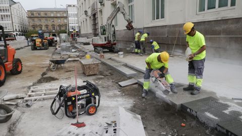 Operarios trabajando este viernes en la calle Alcalde Manuel Casas