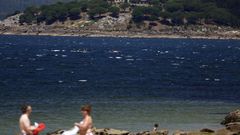 �El arenal donde comenz� todo�. En esta fotograf�a, tomada durante el quinto d�a del dispositivo de b�squeda, en la playa portosinense de Coira -de donde partieron los tres j�venes en el kayak- puede verse al fondo la isla de A Creba, a la que intentaron llegar con la embarcaci�n