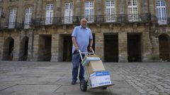 Manolo Casti�eiras posa con la carretilla que tanto us�. �As� trasladamos expedientes. � administraci�n dixital hai que lle dar tempo�, apunta riendo. �Son bromista e me gusta falar. Unha vez Arsenio Iglesias estivo toda a tarde parolando comigo na porter�a�, recuerda