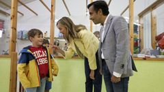 La conselleira y el alcalde en la escuela infantil de Catabois