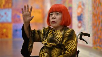La artista Yayoi Kusama posa en el Centro Nacional de Arte de Jap&oacute;n en el 2017