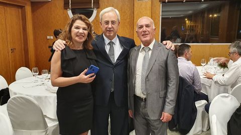 Álvarez, en el homenaje, con Fernando Bello Garnelo y María Jesús Fernández Ollero