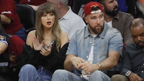Taylor Swift y Travis Kelce durante un partido de los New York Knicks en mayo
