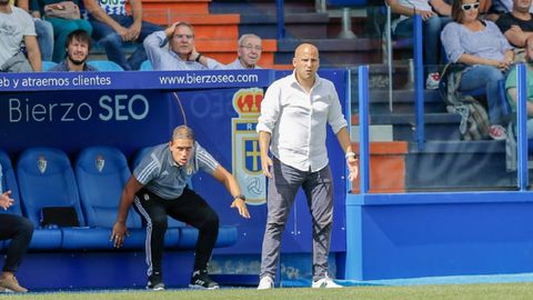 Javi Rozada, con Benavides detrs, en el Ponferradina-Real Oviedo