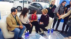 Esperanza Aguirre conversando con varios ciudadanos