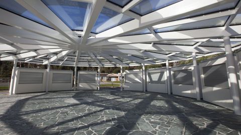 LA P�RGOLA. Es uno de los elementos m�s significativos de la antesala de la cascada, junto con la pasarela flotante. Hace cinco a�o justos, a finales del 2020, ya estaba lista, pero los puestos empezaron a usarse y colocarse tras la primavera del a�o siguiente. Fue una ordenaci�n de un espacio singular que puso fin al uso de los m�rgenes de la ensenada.