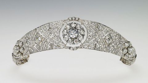 Una tiara propiedad de la Reina Mary. La joya que la reina Isabel II prest� a Meghan Markle para su boda fue una tiara en forma de banda de diamantes creada en 1932 con un espectacular broche desmontabla al centro, hecho en 1893 y compuesto de 10 brillantes diamantes.  