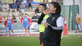 Secho se pas� casi todo el partido de pie, pegado a la banda