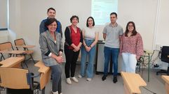 Protagonistas del �ltimo coloquio en el IES do Milladoiro. En la foto (de izquierda a derecha): Mar�a del Carmen Garabal, Pablo Taboada, Carmen Pamp�n, Carmela Vaamonde, Daniel Su�rez e Iria Rodr�guez.