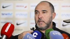 El seleccionador espa�ol, Chus Mateo, atiende a los medios antes del entrenamiento de la selecci�n masculina de baloncesto que se encuentra ya en Oviedo para enfrentarse a Ucrania en el �ltimo partido de la segunda ventana de clasificaci�n para la Copa del Mundo de Catar 2027