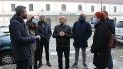 N�stor Rego con Arroxo y Ferreiro, entre otros cargos del BNG, delante de la estaci�n de tren de Lugo
