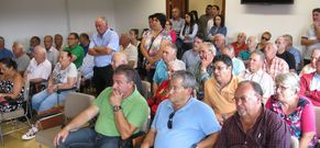El sal�n de plenos del Concello de Santa Comba se qued� peque�o para acoger al p�blico. 