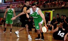 El p�vot carball�s Luis G�mez escapa de la presi�n de Xavi Su�rez en el Carballo Basket-Atocha.