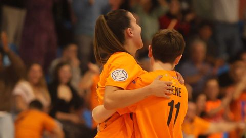 Lara e Irene celebran un gol contra el Mstoles en el Vista Alegre.