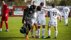 Mario Prol sale del campo tras lesionarse de gravedad en el partido ante el Viveiro